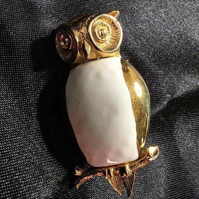 Vintage Gold-Tone Owl Brooch with White Enamel Body – Charming Mid-Century Style