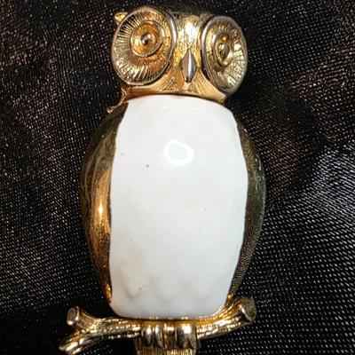 Vintage Gold-Tone Owl Brooch with White Enamel Body – Charming Mid-Century Style