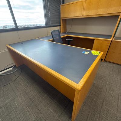4F2-large office desk and a chair