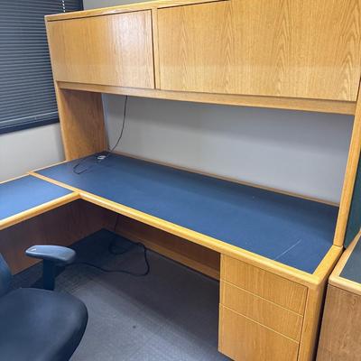 4F2-large office desk and a chair