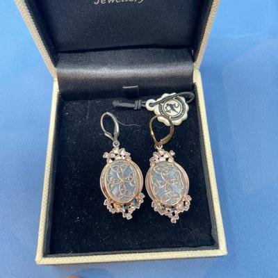 Sale Photo Thumbnail #572: New in box!  Great pieces.  10.8 grams total weight!