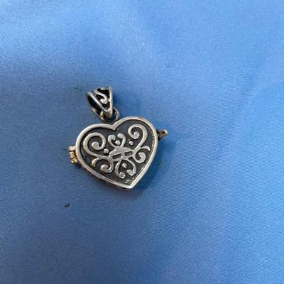 Sale Photo Thumbnail #579: This is too cute! 11.0 grams total weight.