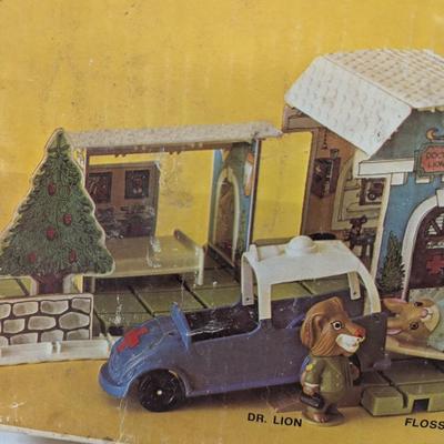 Vintage Playskool Richard Scarry's Puzzletown Set A - Dr. Lion's Medical Center