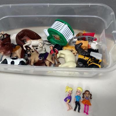 Small plastic toy horses and some Polly pocket dolls