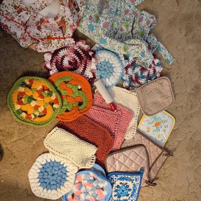 Pot holders, vintage apron, paper plate picnic holder