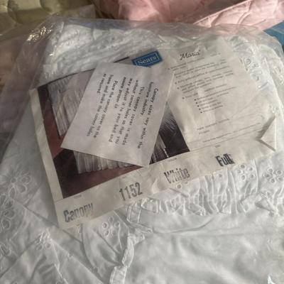 Mahogany Canopy Bed with 7 Extra Linen Sets