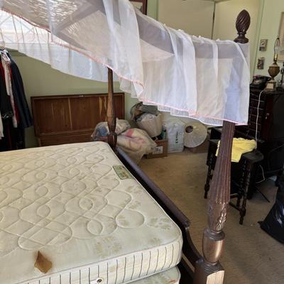 Mahogany Canopy Bed with 7 Extra Linen Sets