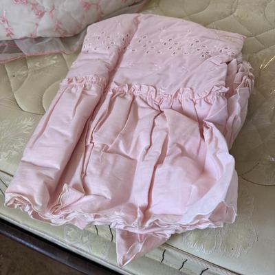 Mahogany Canopy Bed with 7 Extra Linen Sets