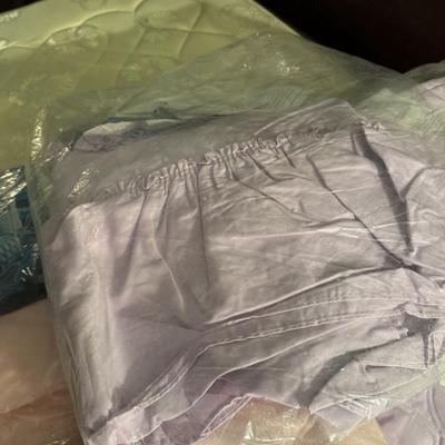 Mahogany Canopy Bed with 7 Extra Linen Sets