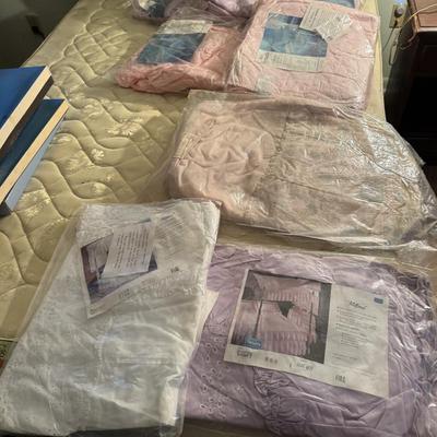 Mahogany Canopy Bed with 7 Extra Linen Sets