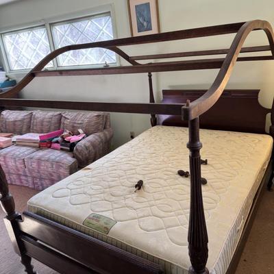 Mahogany Canopy Bed with 7 Extra Linen Sets