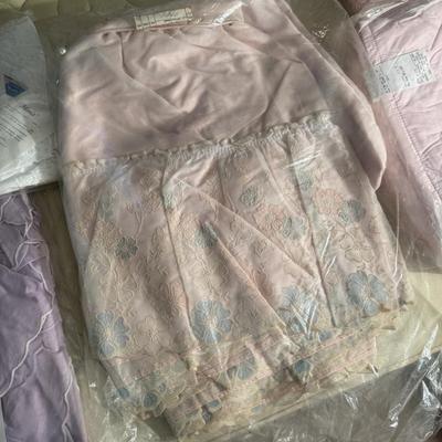 Mahogany Canopy Bed with 7 Extra Linen Sets