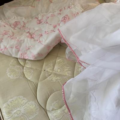 Mahogany Canopy Bed with 7 Extra Linen Sets