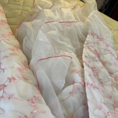 Mahogany Canopy Bed with 7 Extra Linen Sets