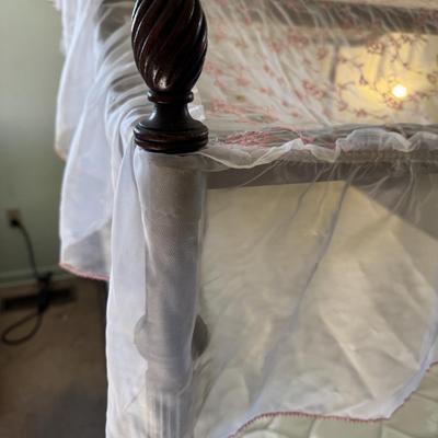 Mahogany Canopy Bed with 7 Extra Linen Sets