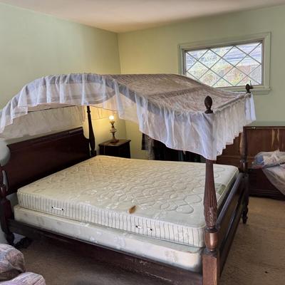 Mahogany Canopy Bed with 7 Extra Linen Sets