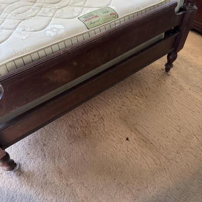 Mahogany Canopy Bed with 7 Extra Linen Sets