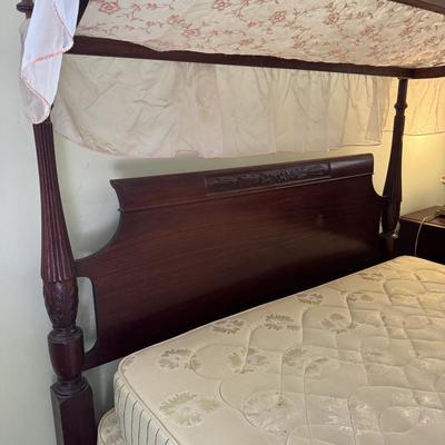 Mahogany Canopy Bed with 7 Extra Linen Sets