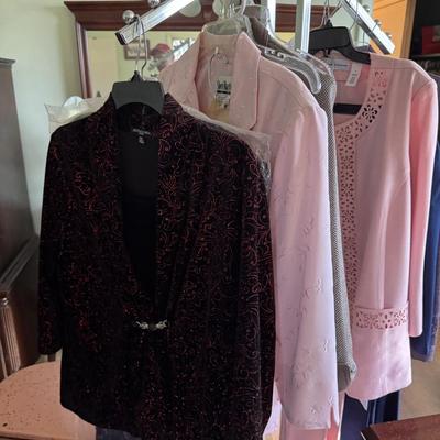 Vintage Ladies Clothing 323 100+ Pieces