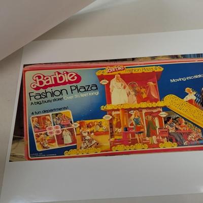 1975 #9525 Barbie Fashion Plaza