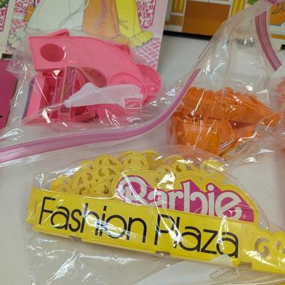 1975 #9525 Barbie Fashion Plaza
