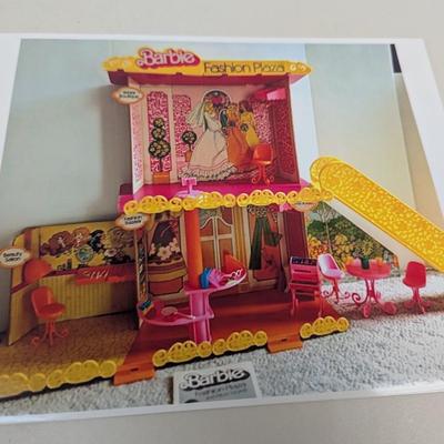 1975 #9525 Barbie Fashion Plaza