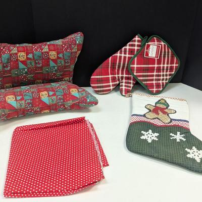 Holiday Decorations - Red/White Tree Skirt