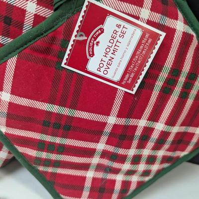 Holiday Decorations - Red/White Tree Skirt