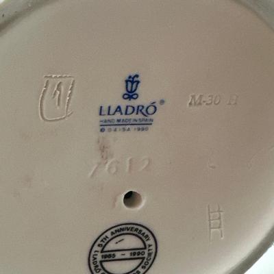 Vintage Lladro #7612 “Picture Perfect” Figurine