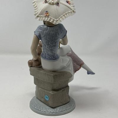 Vintage Lladro #7612 “Picture Perfect” Figurine