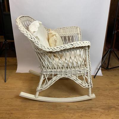 Z501 White Wicker Rocking Chair