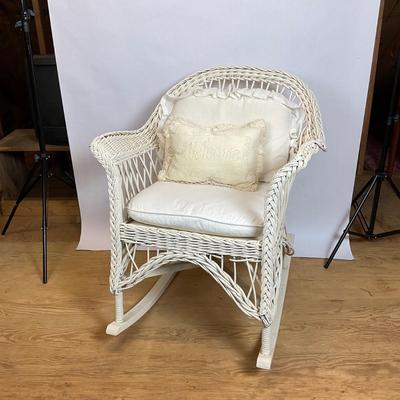 Z501 White Wicker Rocking Chair