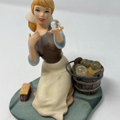 DISNEY CLASSICS CINDERALLA FIGURINE