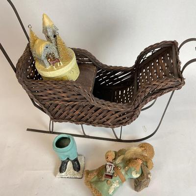 Z530 Wicker Santa in Sleigh w/ Candy Containers