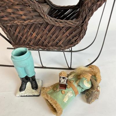 Z530 Wicker Santa in Sleigh w/ Candy Containers