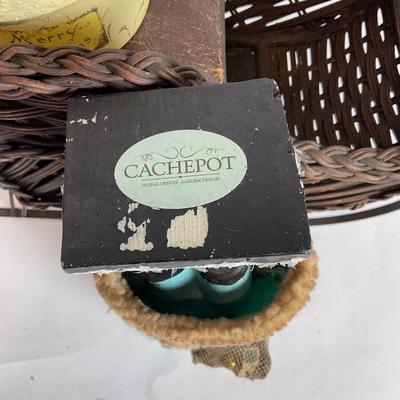 Z530 Wicker Santa in Sleigh w/ Candy Containers