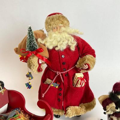 Z531 Santa w/ Red Sleigh LOT
