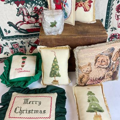 Z532 X-mas Throw Decor LOT