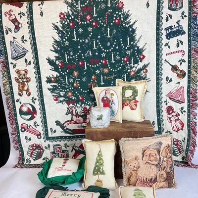 Z532 X-mas Throw Decor LOT