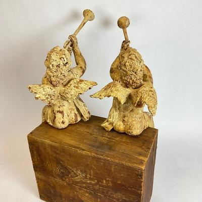 Z528 Antique Style Cherubs Putti Playing Trumpets