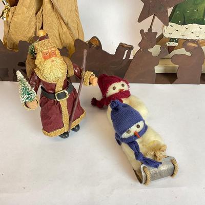 Z529 Santa Wooden Figure and Decor Lot