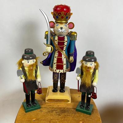 Z537 Lot of Nutcrackers
