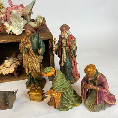 Z538 Large Vintage Department 56 Nativity Scene