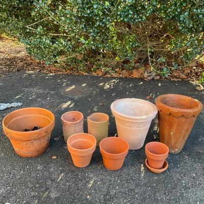 O570 Assortment of Small Terracotta Pots