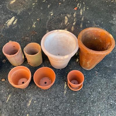 O570 Assortment of Small Terracotta Pots