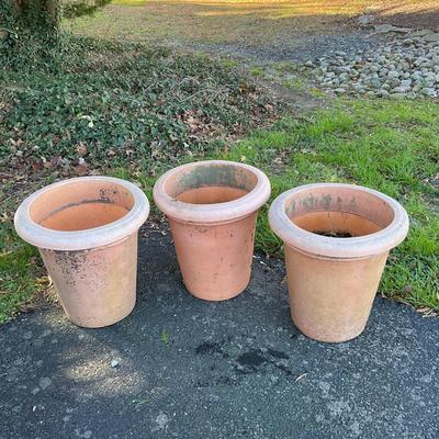 O561 Set of Three Matching Camelie Plastic Planters