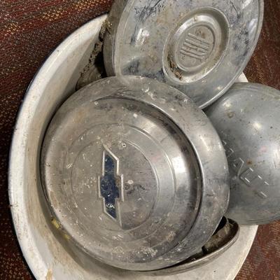 Enamel bowl with hub caps
