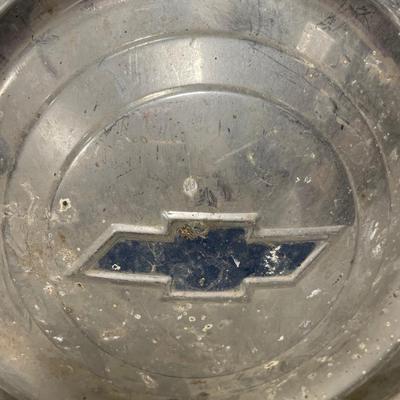 Enamel bowl with hub caps