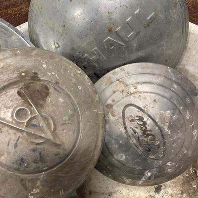 Enamel bowl with hub caps