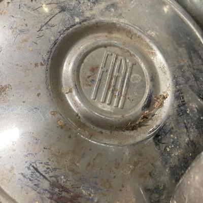 Enamel bowl with hub caps